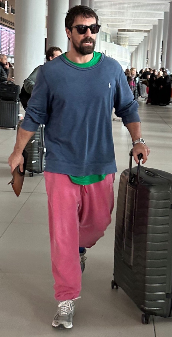 Pembe giyen erkek itici mi?