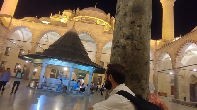 “Birinin, birilerinin, belki de herkesin haksızlığına uğramış gibi, adsız bir küskünlük var içimde.” dediğiniz oluyor mu?