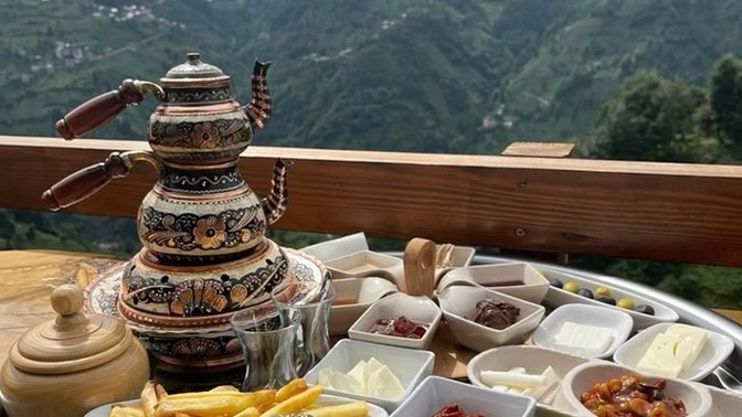 Burada kiminle kahvaltı yapmak isterdiniz🍒☕️🏞️?