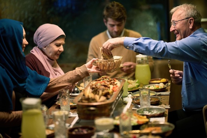 Oruç tutmuyorum ama iftarda yemek yiyorum, bu kötü bir şey mi?
