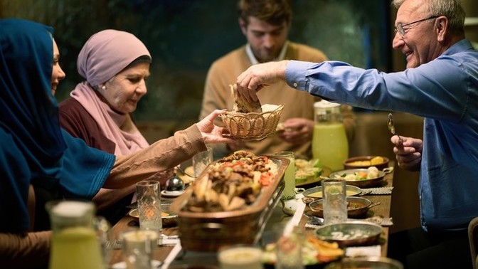 Oruç tutmuyorum ama iftarda yemek yiyorum, bu kötü bir şey mi?