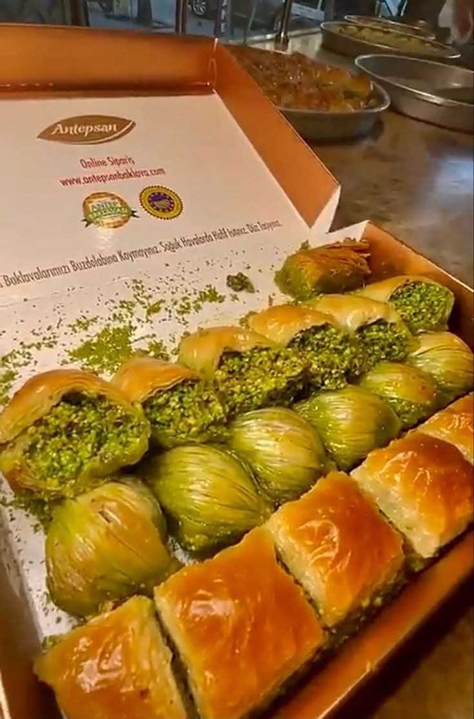 Misafirliğe giderken götürdüğünüz tatlının size ikram edilmesini bekler misiniz?