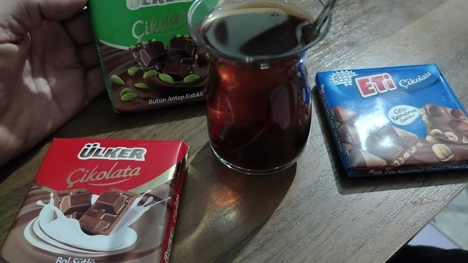 Gece gece çay ile çikolata yenir mi?