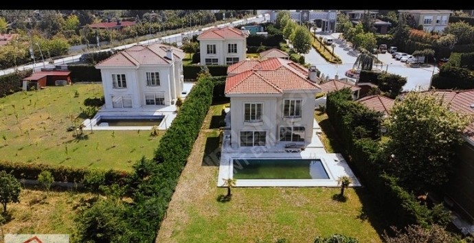 İstanbulda doktor maaşıyla böyle evde oturulur mu sizce?