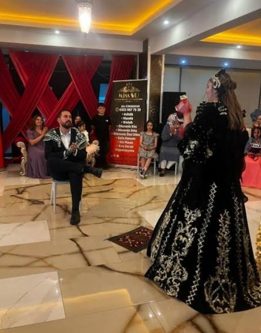 Kına gecesinde testi kırma geleneği eskisi gibi gelinler mi kırmalı yoksa son zamanlarda ki gibi erkekler mi testiyi kırmalı?