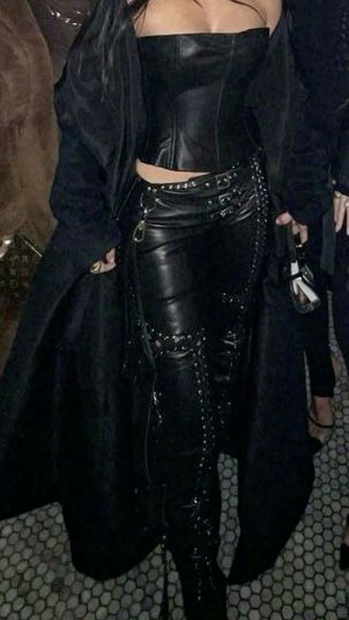 Cıvıl cıvıl renkler giymek mi simsiyah giymek mi 🖤🕳💣?
