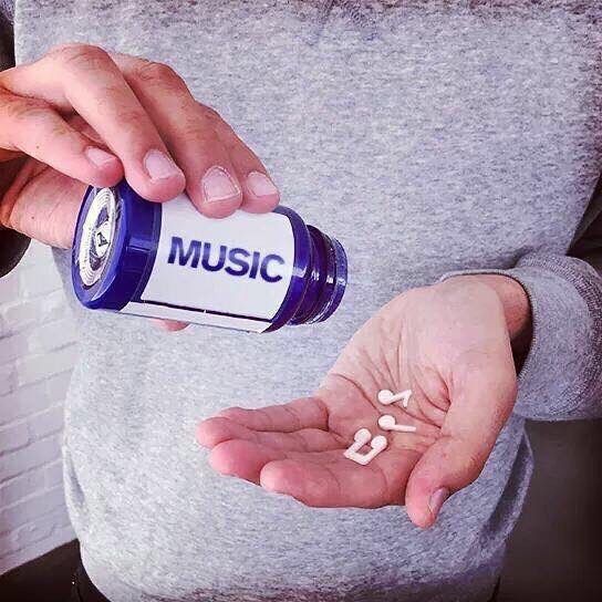 Ruhsal olarak boğulduğun anlarda ilaç niyetine dinlediğin bir şarkı veya müzik var mı?
