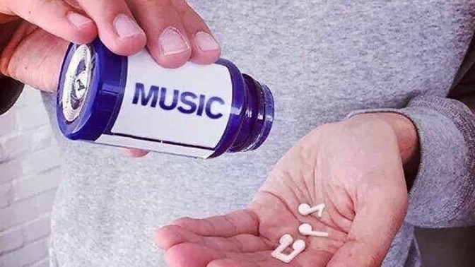 Ruhsal olarak boğulduğun anlarda ilaç niyetine dinlediğin bir şarkı veya müzik var mı?