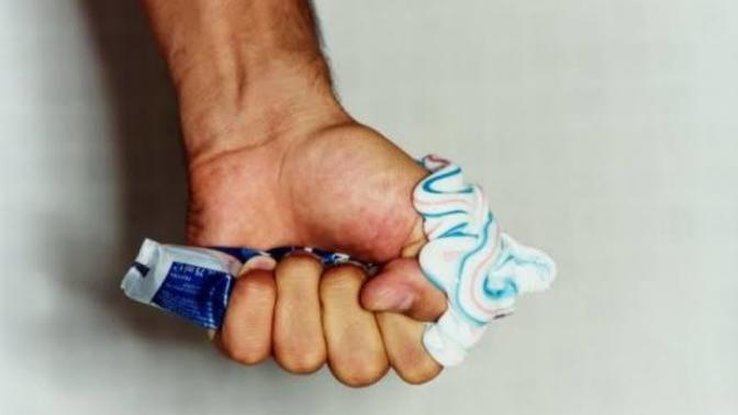 Diş macununu ortadan sıkmak ayrılık nedeni midir?