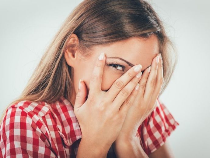 Kadınlar naz yapınca daha çok ilgi göreceklerini mi düşünüyor?