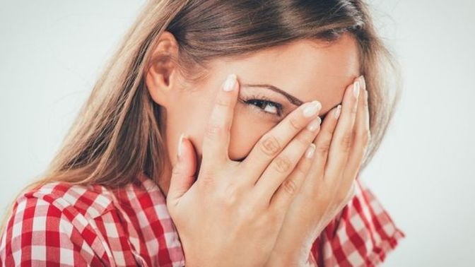 Kadınlar naz yapınca daha çok ilgi göreceklerini mi düşünüyor?