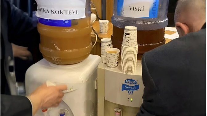 Trakya'da bir düğünde , gelen davetlilere su sebilinde alkol ikram edildi. Senin bir düğünde gördüğün en ilginç şey nedir?