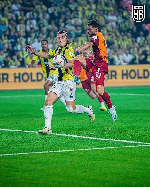 Aşağıdaki fotoğraflarda futbolla ilgili ne görüyorsunuz birkaç cümleyle anlatır mısınız😜?