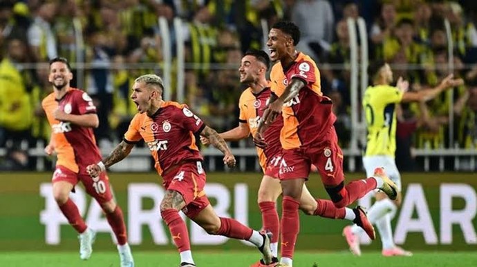 Aşağıdaki fotoğraflarda futbolla ilgili ne görüyorsunuz birkaç cümleyle anlatır mısınız😜?