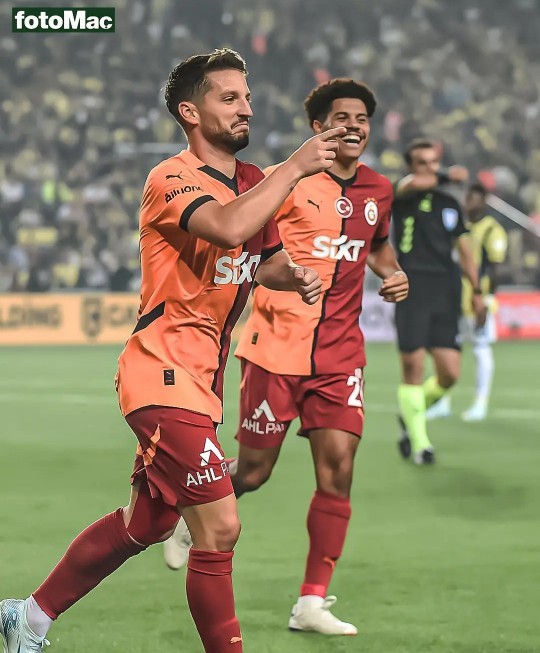 Aşağıdaki fotoğraflarda futbolla ilgili ne görüyorsunuz birkaç cümleyle anlatır mısınız😜?