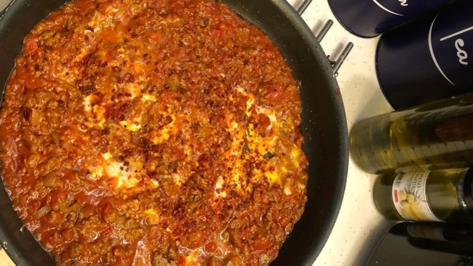 Sahura kıymalı yumurta ve çay yakışır mı, sever misiniz?