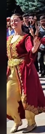 Klipteki bu kadının duruşu neden bu kadar hoşuma gidiyor acaba?