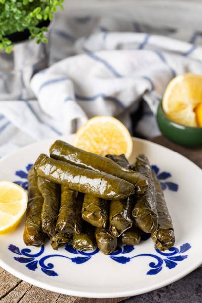Yaprak sarmasının içi çiğden mi olur yoksa kavurulur mu yani pişirilir mi?