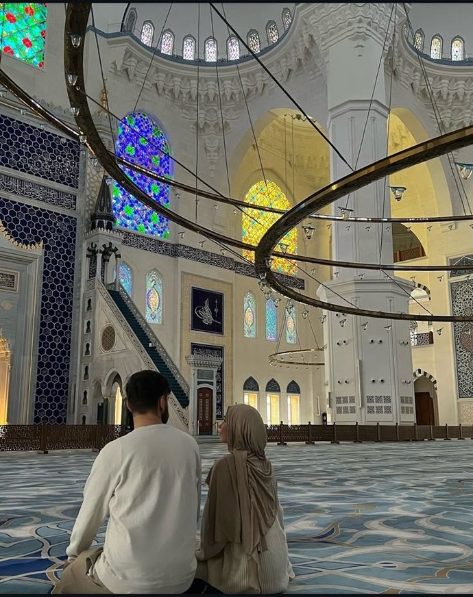 Namaz kılmayandan olur mu mesela? Sadece namaz yetmez o da ayrı konu tabi...