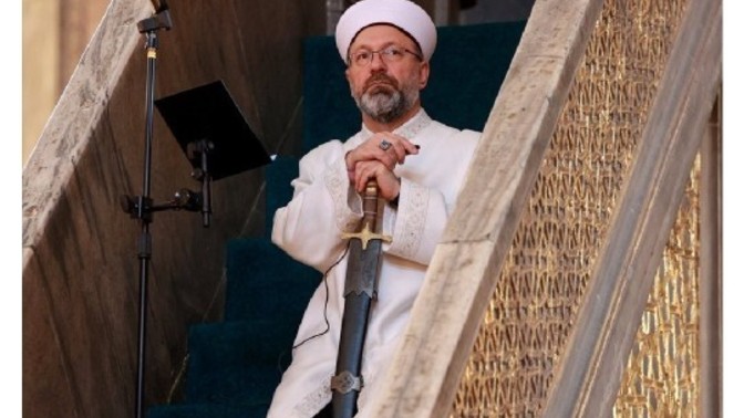 Dudak nemlendiricisi surmek ve yemek orucu bozar mi :D?