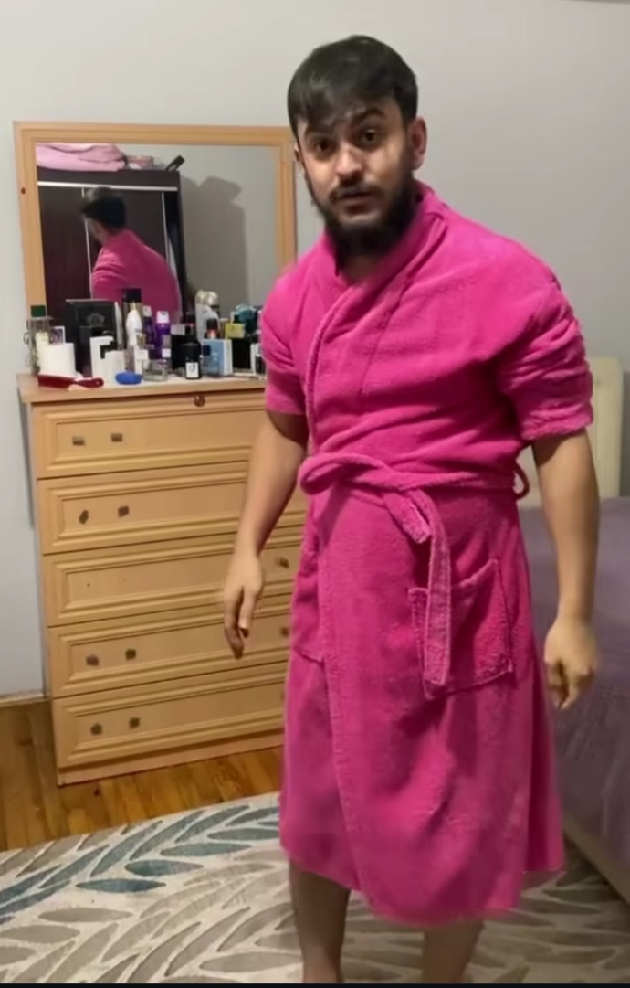 Pembe bornoz giyen erkek light erkek midir?