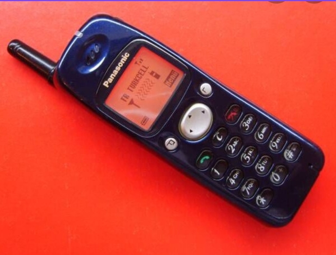 İlk cep telefonunuz kaç yaşında oldu? Marka ve modeli neydi?