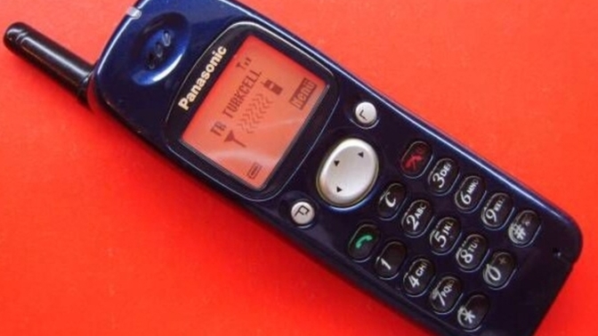 İlk cep telefonunuz kaç yaşında oldu? Marka ve modeli neydi?
