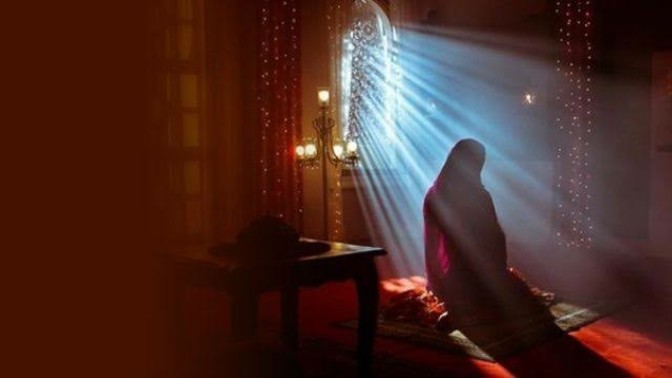 Müslüman bir kadın, yabancı bir erkeğin yanında namaz kılabilirmi?