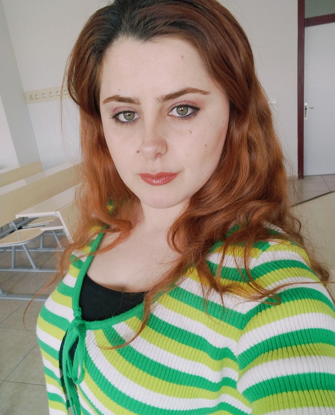 Benim de dudaklarım ince bakmayın öyle fotoğrafta biraz dolgun çıkmış skkk