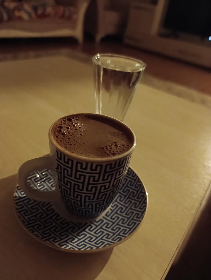 Kahve içiyor ☕