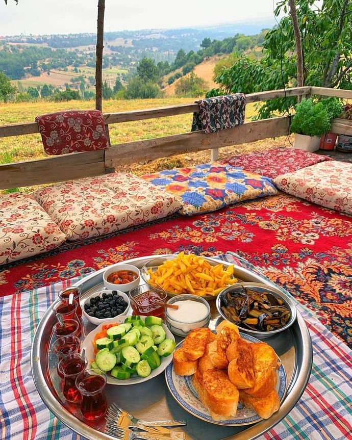 Sahurda ve iftarda en çok hangisine doyamıyorsun yemeye mi su içmeye mi?