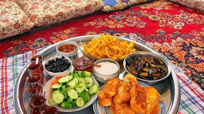 Sahurda ve iftarda en çok hangisine doyamıyorsun yemeye mi su içmeye mi?