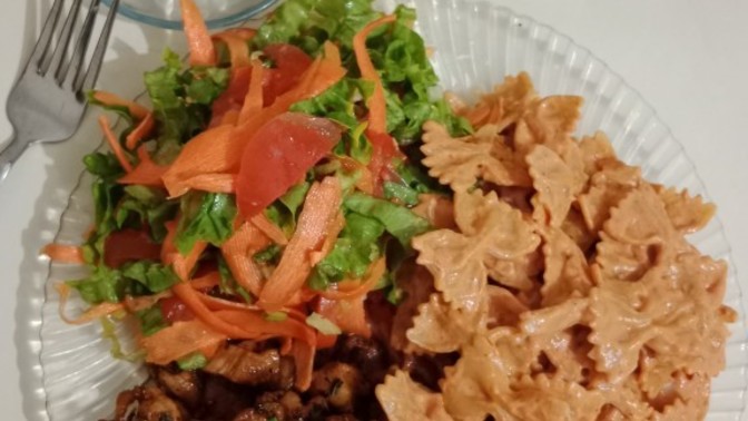 Bugün ki iftarda biraz Türk mutfağından uzaklaşıp uzak doğu ve Avrupa combo yaptım nasıl (soya soslu tavuk, kremalı makarna?