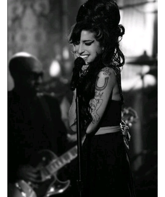 Amy Winehouse filmini izleyen var mı?