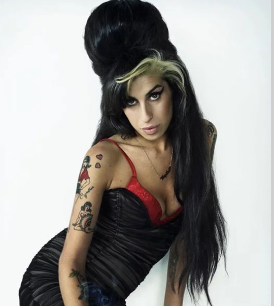Amy Winehousen ikonik saç topuzunu yapabilir misin?