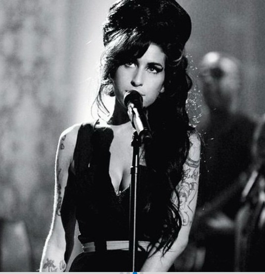 Amy Winehousen ikonik saç topuzunu yapabilir misin?