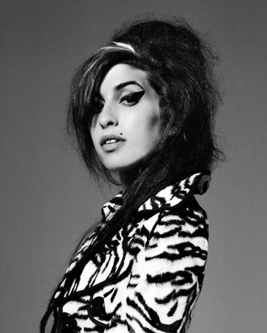 Amy Winehousen ikonik saç topuzunu yapabilir misin?