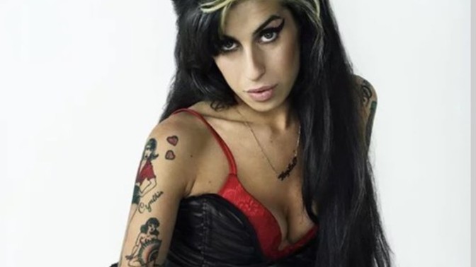 Amy Winehouse'n ikonik saç topuzunu yapabilir misin?