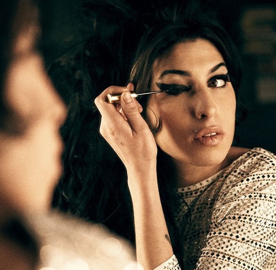 Amy Winehouse gibi kalın eyeliner çekebilir misin?