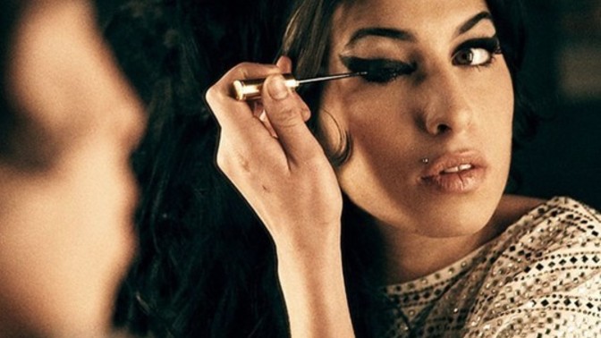 Amy Winehouse gibi kalın eyeliner çekebilir misin?