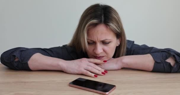 Evlenince telefon numaranı değiştirmeyi düşünüyor musun?