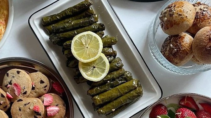 Misafirin kendi yaptığı yemeği getirmesi hoş bir davranış mı, yoksa ev sahibine bırakmak mı gerekir?