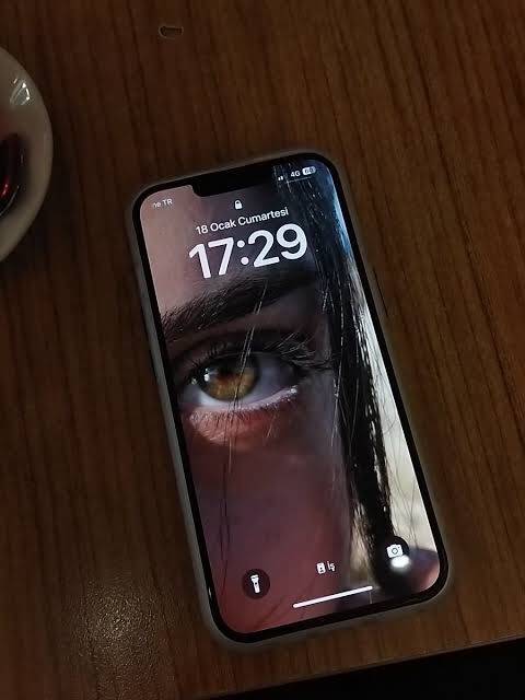 Telefonunuzun Kilit Ekranına Sevgilinizin Fotoğrafını Koyar Mısınız?