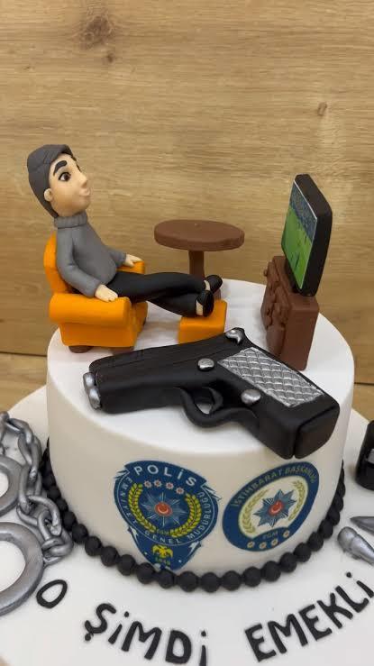 Kızlar babam emekli polis olacak pasta yaptırmak istiyorum üstüne ne yazdırabilirim acaba?