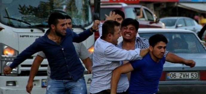 Trafikte hatalı davranan sürücüye müdahale eder misin/sessizce uzaklaşır mısın?
