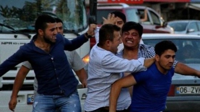 Trafikte hatalı davranan sürücüye müdahale eder misin/sessizce uzaklaşır mısın?