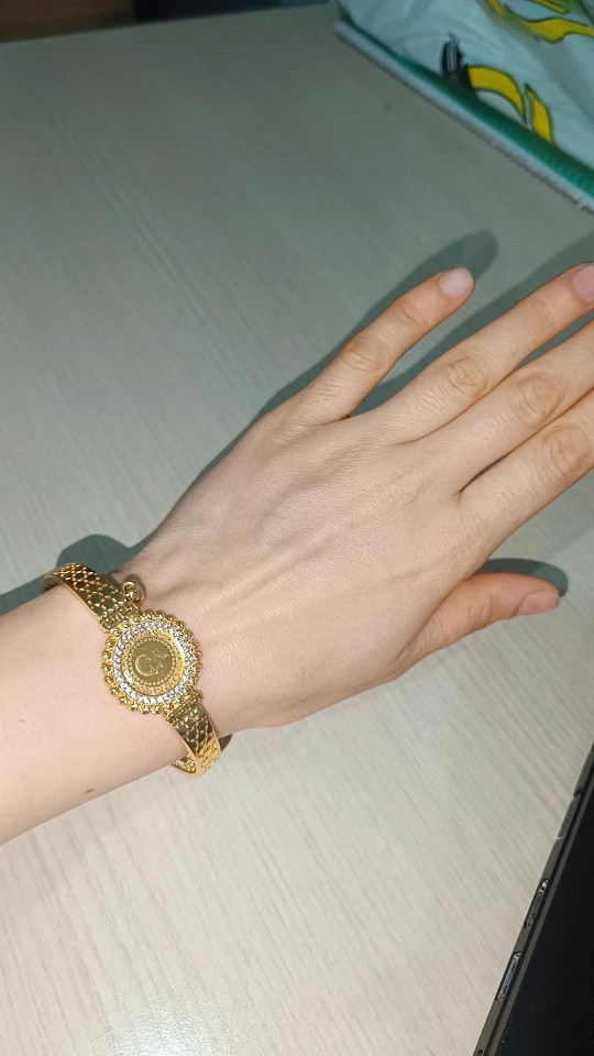 Annemin bana bugün aldığı hediyeye bakın. Kız kardeşim bunu nasıl takarsın diyor, altın takmak bu zamanda görgüsüzlük mü?