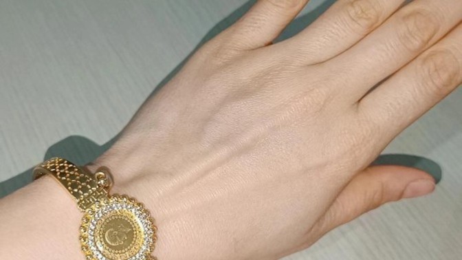 Annemin bana bugün aldığı hediyeye bakın. Kız kardeşim bunu nasıl takarsın diyor, altın takmak bu zamanda görgüsüzlük mü?