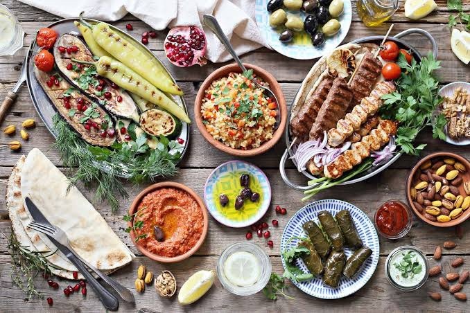 1 hafta boyunca sadece tek bir yemekle yaşamak zorunda kalsan, hangi yemeği seçerdin?