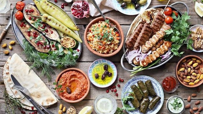 1 hafta boyunca sadece tek bir yemekle yaşamak zorunda kalsan, hangi yemeği seçerdin?
